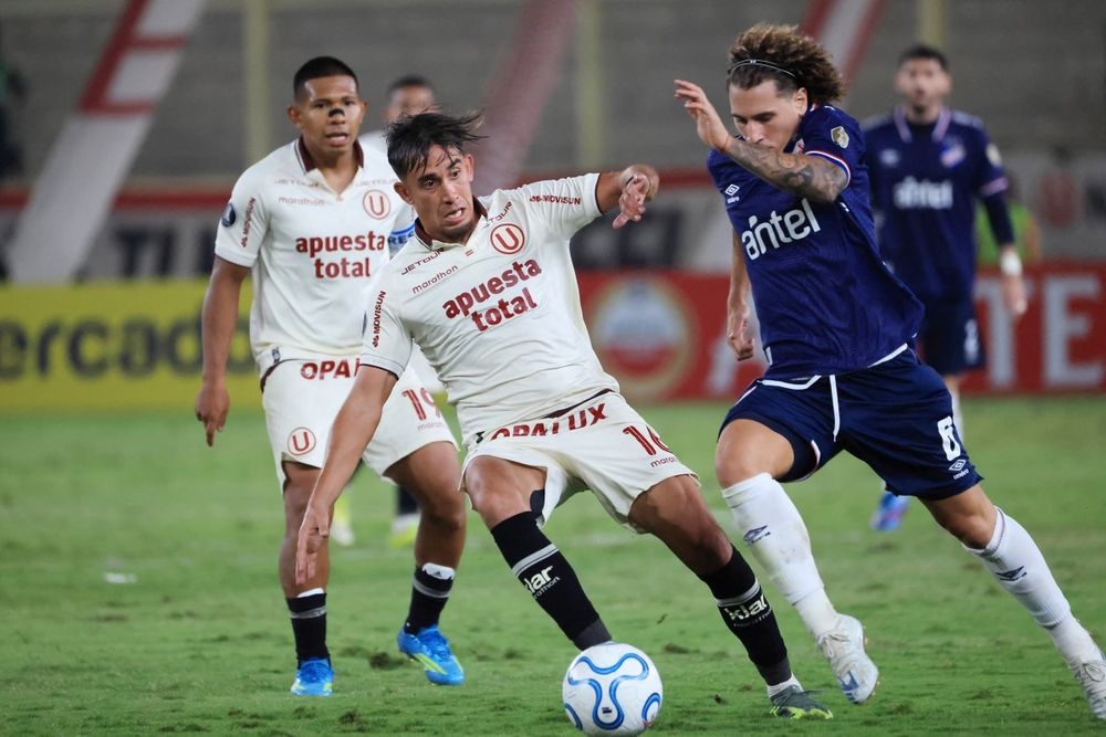 Martín Pérez de Universitario marca a Luciano Boggio de Nacional por la Copa Libertadores
