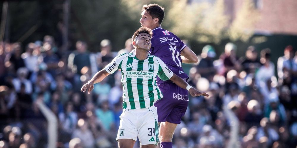 Álex Vázquez contra Lucas Agazzi en el partido entre Racing y Defensor Sporting