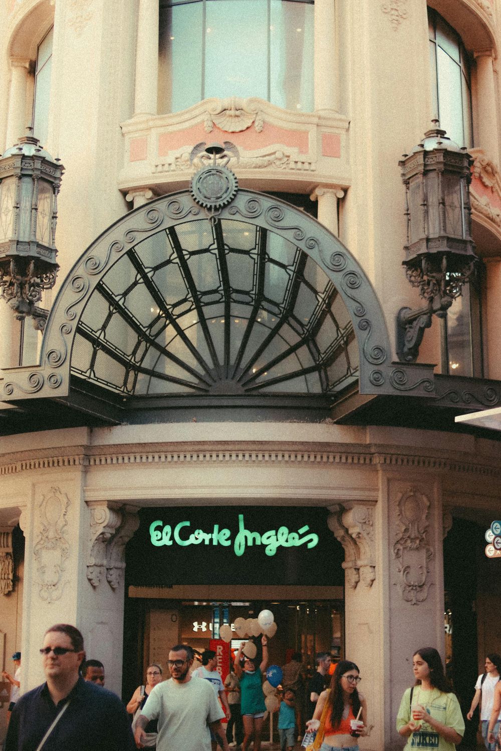 El Corte Inglés busca personal para la temporada de navidad con sueldos competitivos.