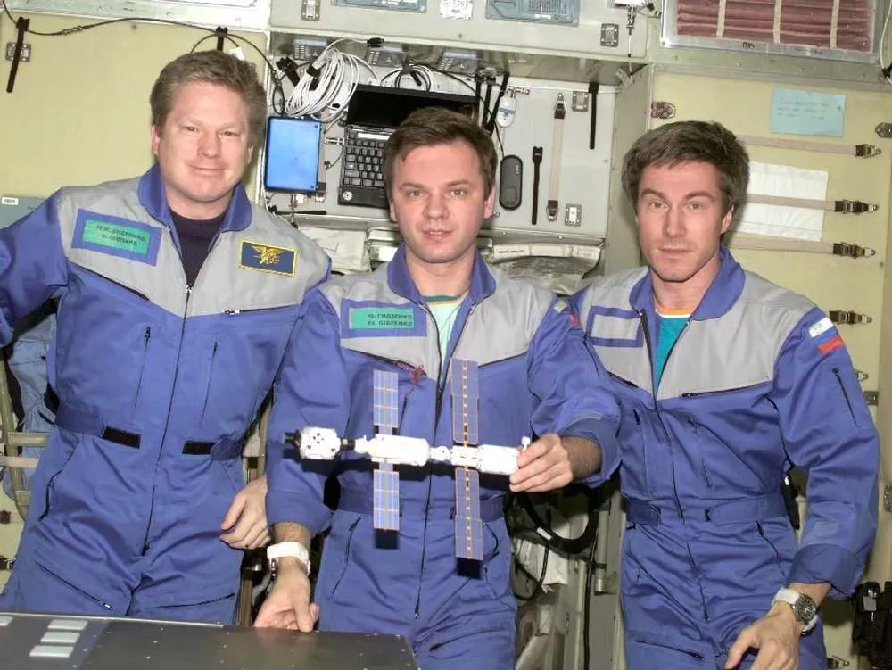 Hace 12 años, los astronautas Bill Shepherd, Yuri Gidzenko y Sergei Krikalez se convirtieron en la primer tripulación que vivió y trabajó a bordo de la Estación Espacial Internacional, que se convirtió en su hogar lejos del hogar, según la NASA