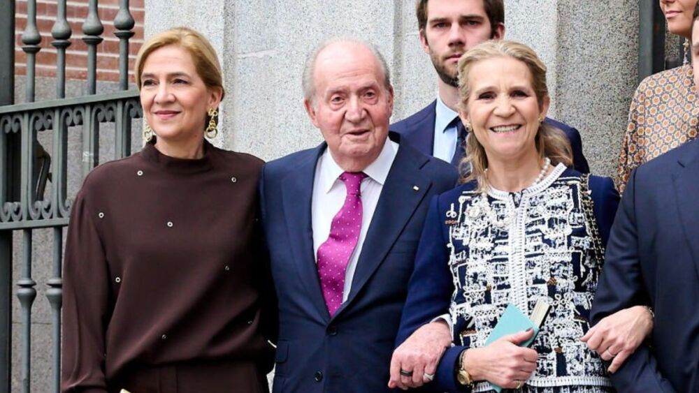 El rey Emérito Juan Carlos I y sus hijas, las infantas Helena y Cristina de Borbón