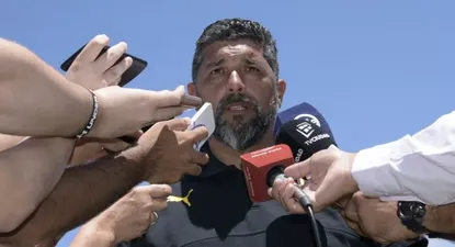 Leonardo Ramos atiende a los medios después de la práctica del jueves de mañana entre Peñarol y Juventud.