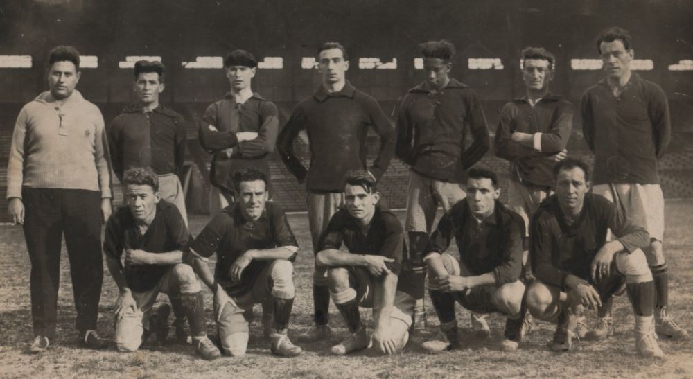 Una práctica de Nacional en la gira de 1925 por Europa: Román Maciá es el primero desde la izquierda, que no está vestido como futbolista