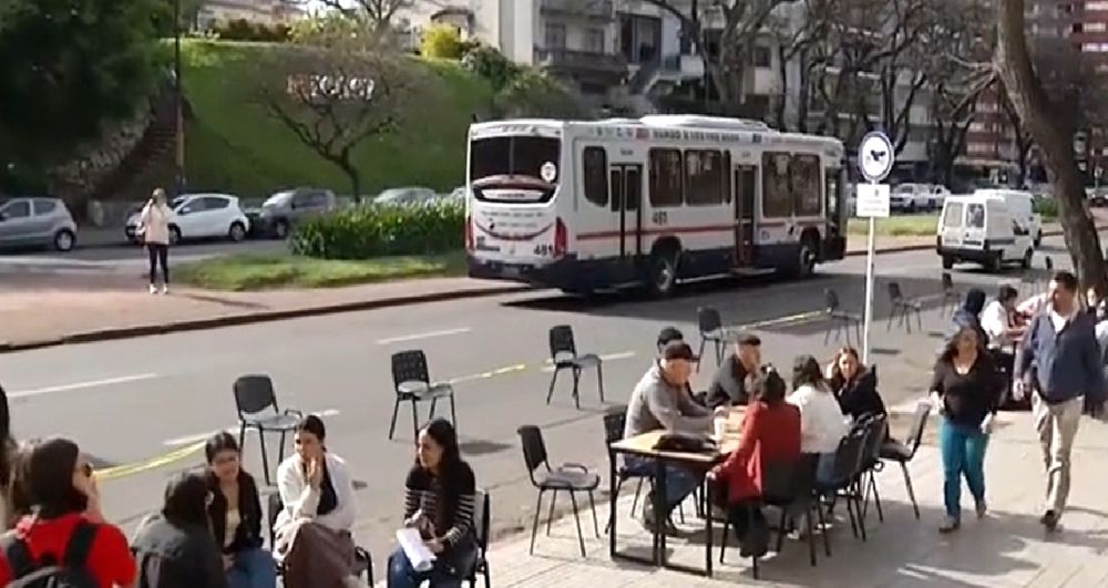 Estudiantes toman clases fuera de la Facultad de Arquitectura en reclamo de mayor presupuesto para la educación