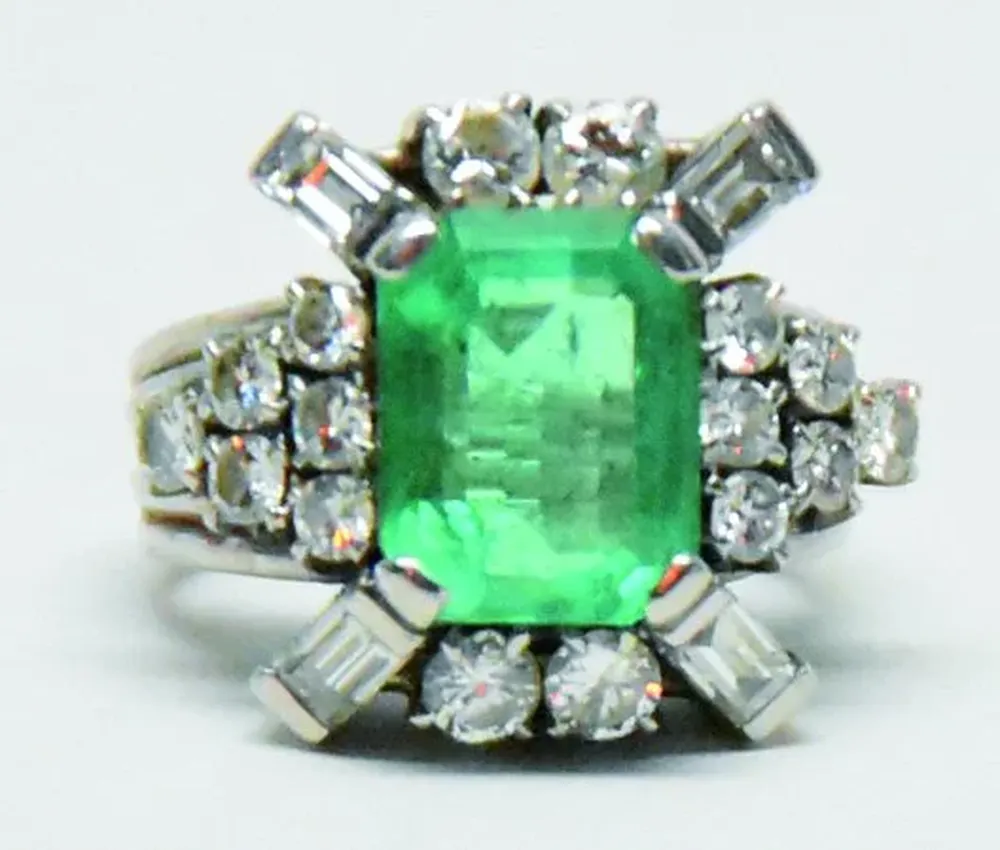 Anillo con esmeraldas y brillantes que será rematado por Ernesto Prilassnig