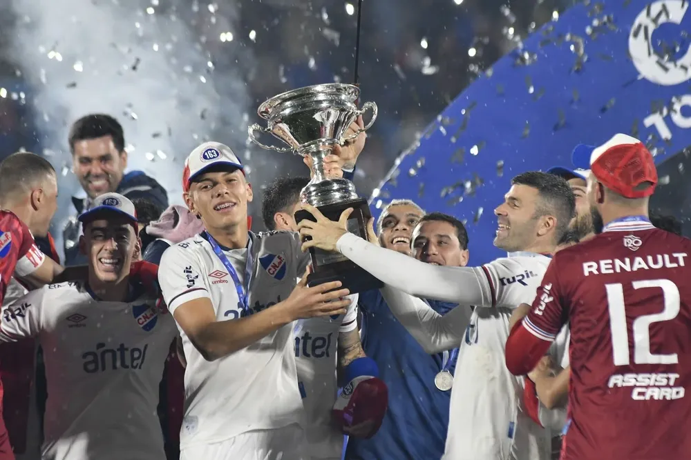 Fagúndez y Gigliotti con la copa del Intermedio 2022