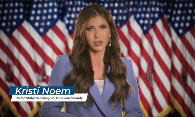 La secretaria de Seguridad Nacional de EE.UU., Kristin Noem, aparece en los anuncios difundidos en México.