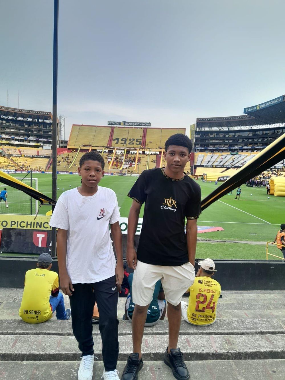 Los hermanos Josué (izquierda) e Ismael (derecha) en un partido de fútbol.