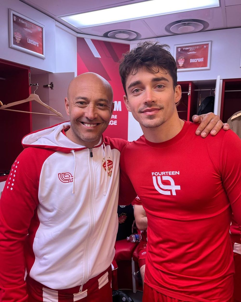 Javier Chevantón y Charles Leclerc, el piloto de Ferrari de Fórmula 1, en un partido benéfico para Monaco