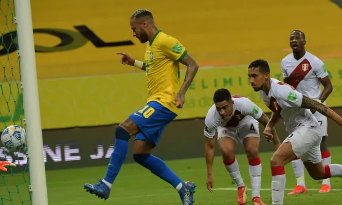 Neymar anotó uno de los dos goles de Brasil ante Perú en la noche del jueves
