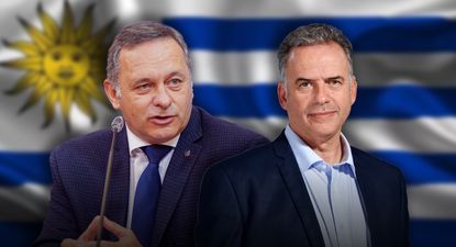 Yamandú Orsi y Álvaro Delgado se prueban el traje de presidente en el America Business Forum 2024