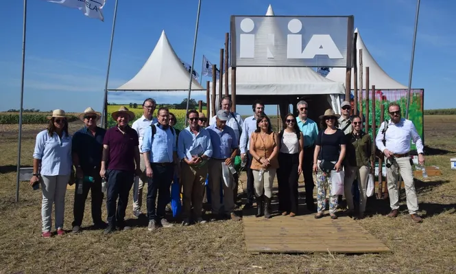 La delegación elogió la información que se les brindó en el stand del INIA.