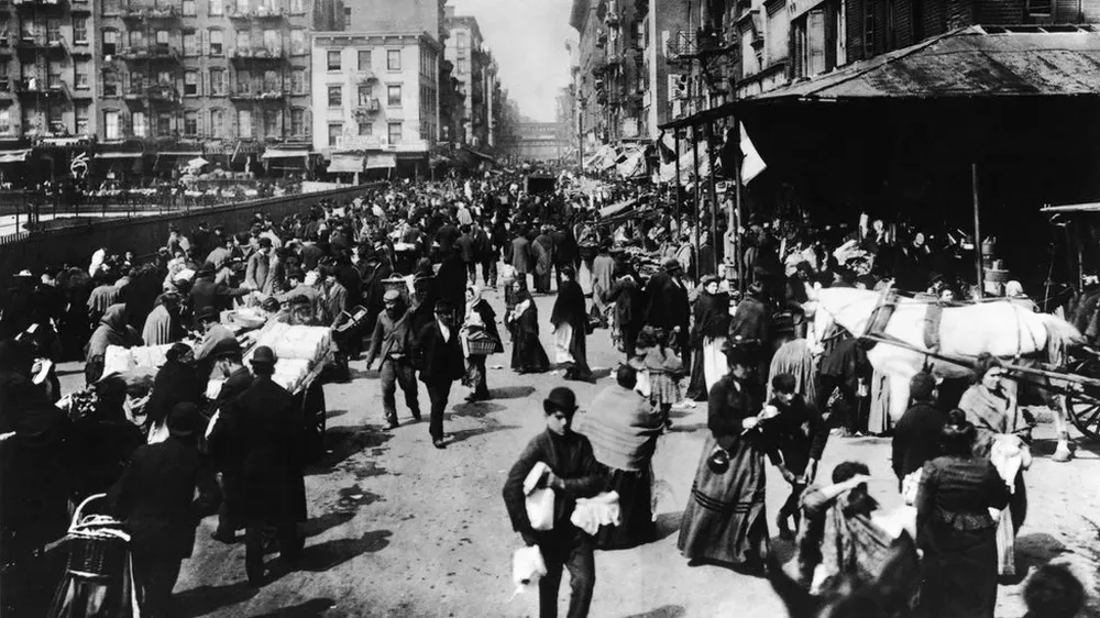 A finales del siglo XIX, el Lower East Side de Nueva York era una zona muy poblada por multitud de inmigrantes que hablaban distintas lenguas.