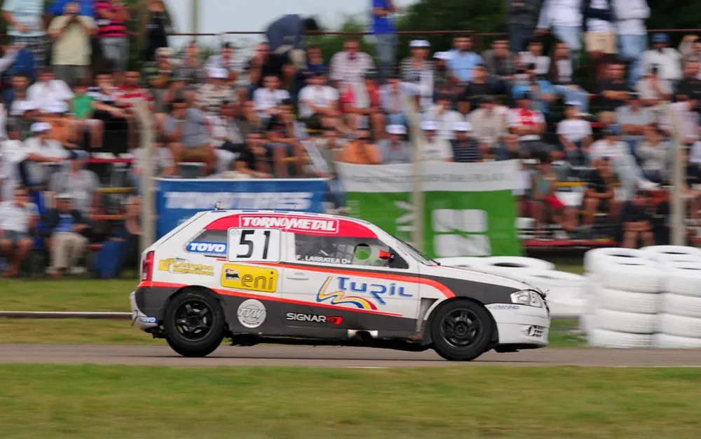 El riverense Fabricio Larratea ganó de punta a punta la final de Superturismo en Mercedes
