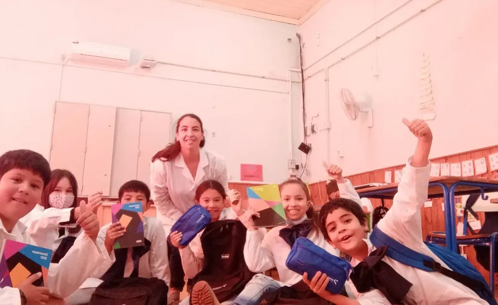 El festejo con parte de los premios que ganaron.