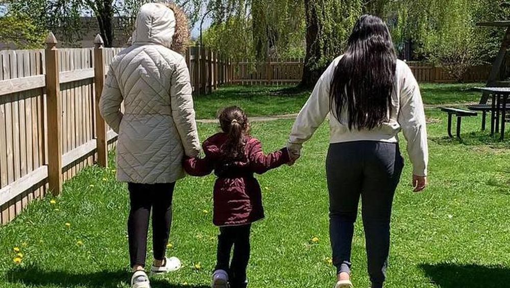 Aracely con sus dos hijas en un refugio en Buffalo, NY.