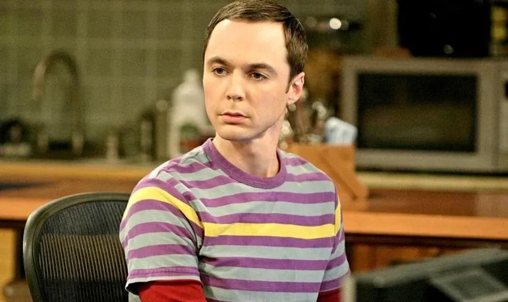 Sheldon Cooper (Jim Parsons), el personaje de la serie The Big Bangs Theory, es un doctor en física que no entiende el sarcasmo ni comprende las etiquetas sociales