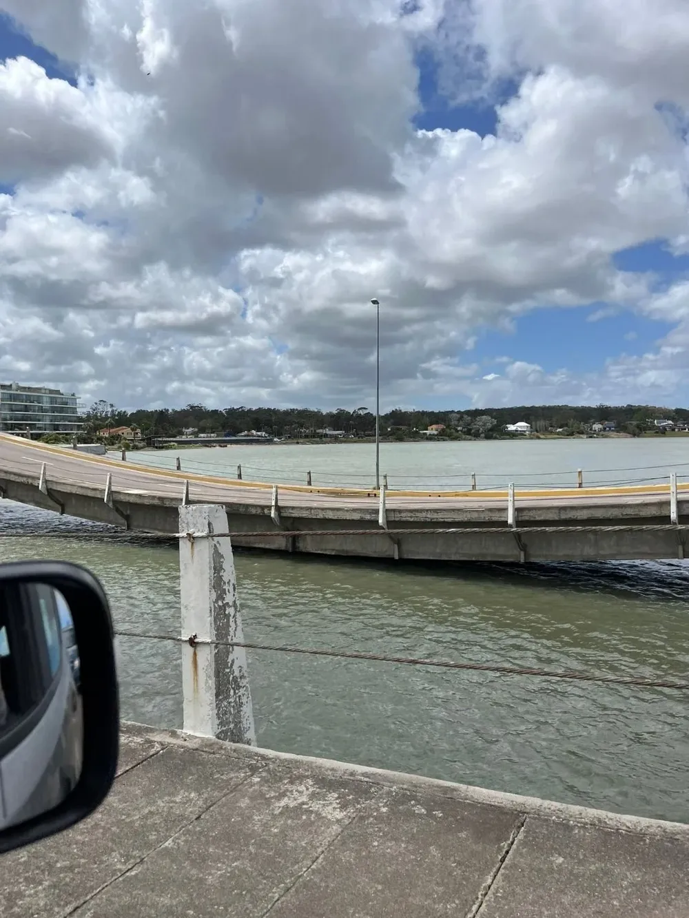 El puente bajó varios centímetros y preocupa a la intendencia
