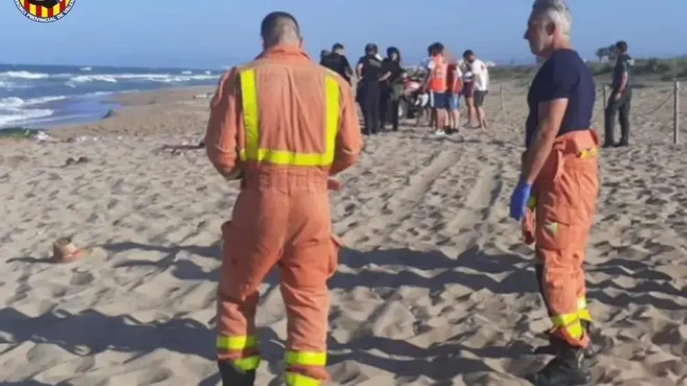 Bomberos en la playa donde se ahogaron tres personas