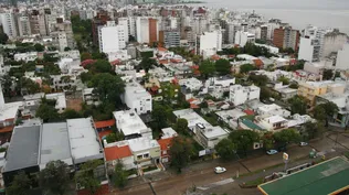 Las compra ventas bajaron un 11.2% pero los precios treparon 10,9% en dólares