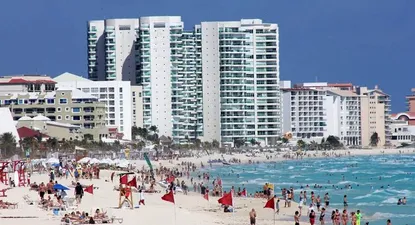 México- Vista de la playa Marlyn en Cancún, en el caribe mexicano y la afluencia de turistas que abarrotan las playas