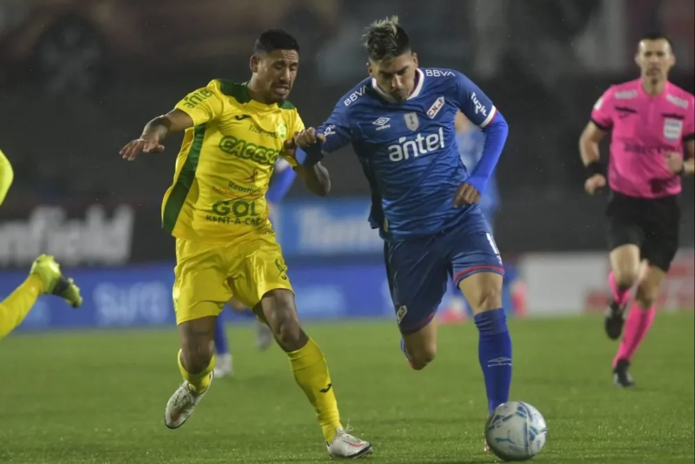 Yonathan Rodríguez controla a Fernández