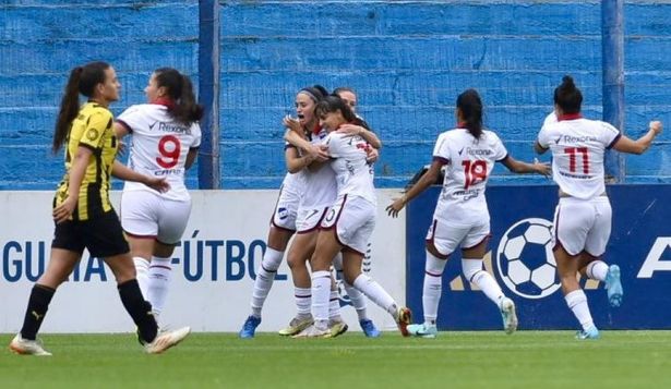 Alison Latua de Nacional celebra con sus compañeras su gol&nbsp;