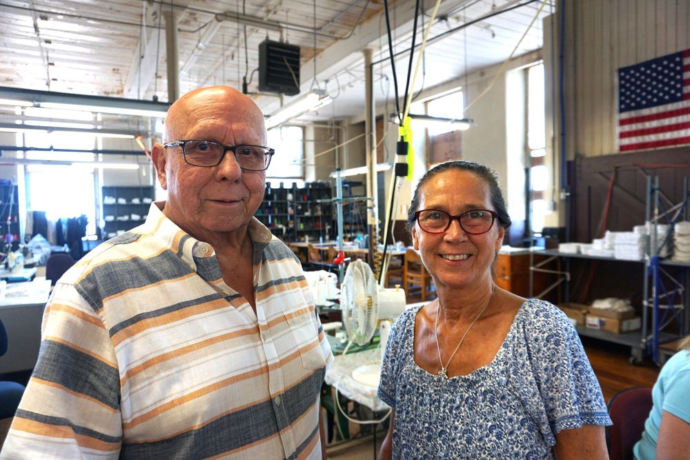 Frank Teixeira y su hija Sue Teixeira son copropietarios de Accurate Services, una empresa con sede en Fall River.