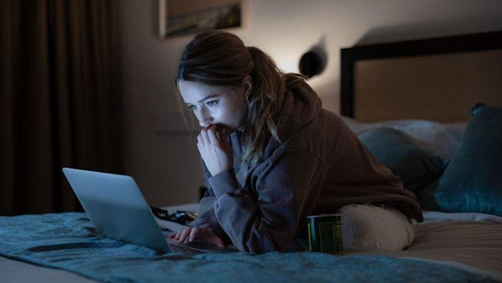 En 2009 la bloguera australiana Belle Gibson (aquí interpretada por Kaitlyn Dever en la serie de Netflix), dijo que se le había diagnosticado un "cáncer cerebral maligno".
