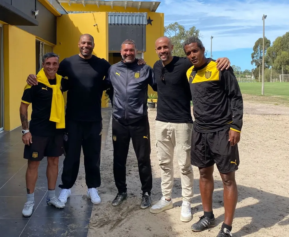 Exjugadores de Pe&ntilde;arol en el CAR: Seraf&iacute;n Garc&iacute;a, Jos&eacute; Mar&iacute;a Franco, Jos&eacute; Enrique De los Santos, Guillermo Giacomazzi y Luciano &ldquo;Caf&uacute;&rdquo; Barbosa