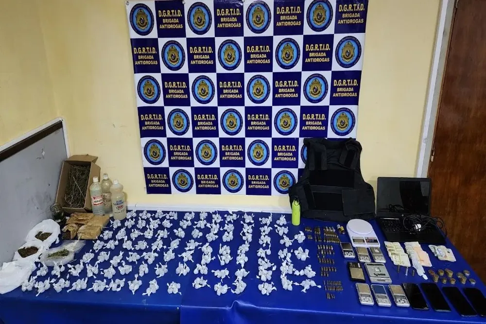 Droga y materiales incautados en una casa en Cerro Norte