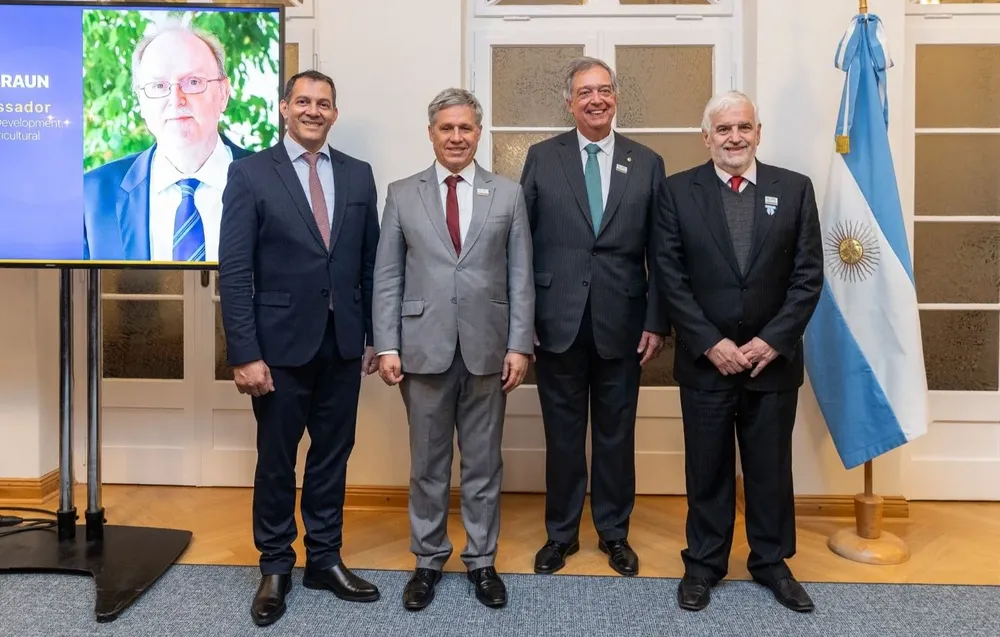 El ministro de Desarrollo Agrario y Agricultura Familiar de Brasil, Paulo Teixeira (segundo en la fotografía), expresó que el IICA tiene una fuerte relación con la agricultura familiar en las Américas mediante sus proyectos de cooperación técnica. Junto a Teixiera, participaron en el evento en Berlín el ministro de Agricultura y Ganadería de Paraguay, Carlos Giménez; el ministro de Ganadería, Agricultura y Pesca del Uruguay, Fernando Mattos; y el secretario de Agricultura, Ganadería y Pesca de Argentina, Fernando Vilella.