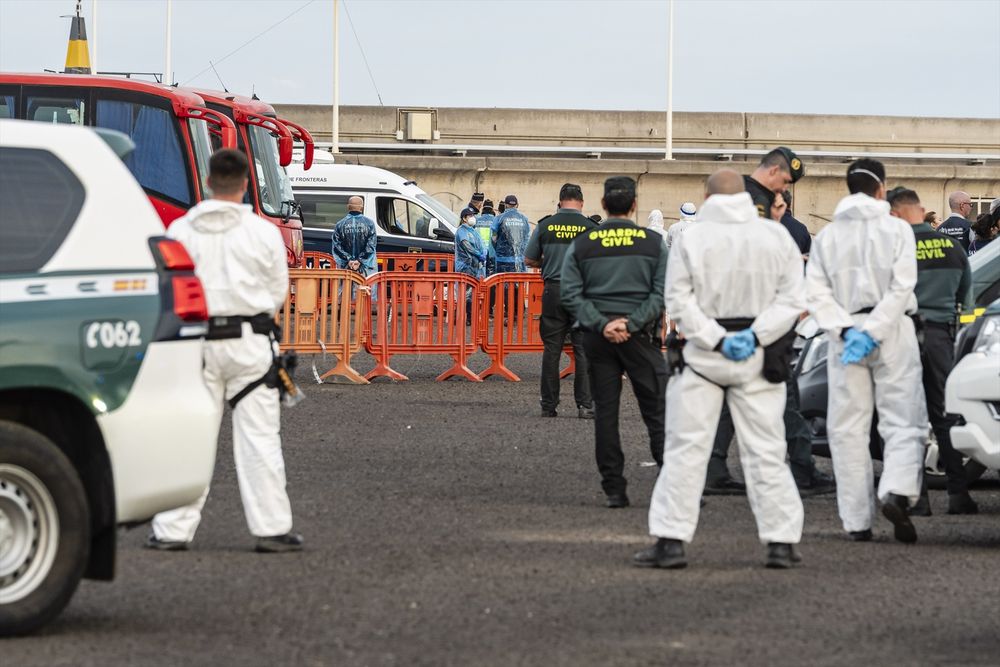 Pasajeros evacuados del crucero MV Hondius fondeado cerca del puerto de Granadilla&nbsp;