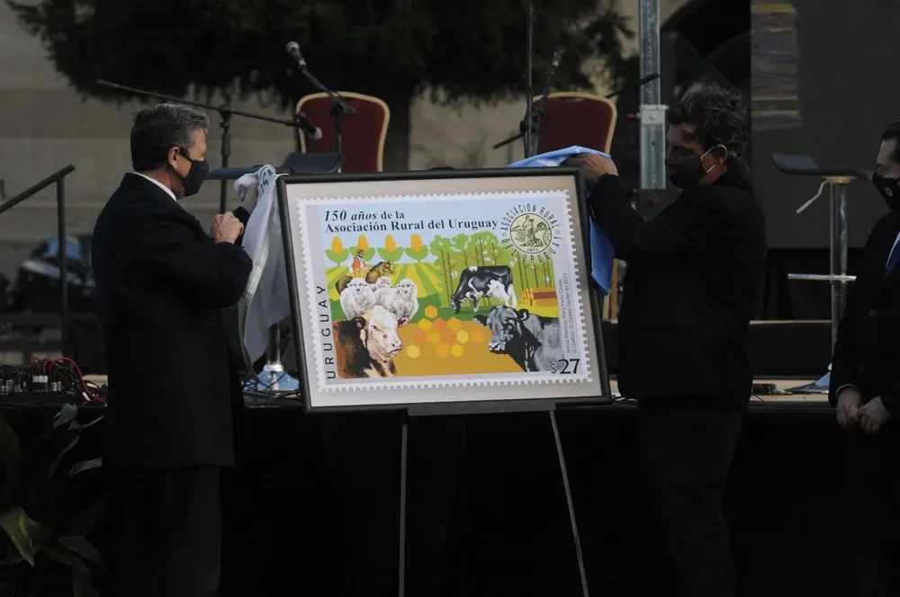 Rafael Navarrine, presidente del Correo Uruguayo, y Gonzalo Valdés, presidente de ARU, descubrieron el sello postal.