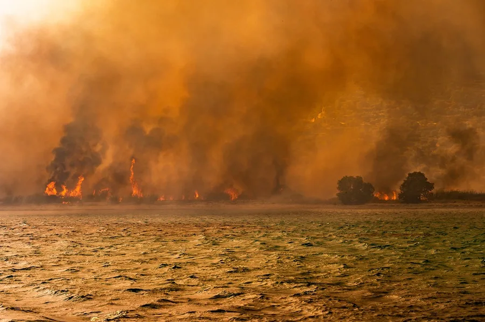 Columnas de humo de un incendio registrad ayer en la isla de Chios, Grecia. EFE