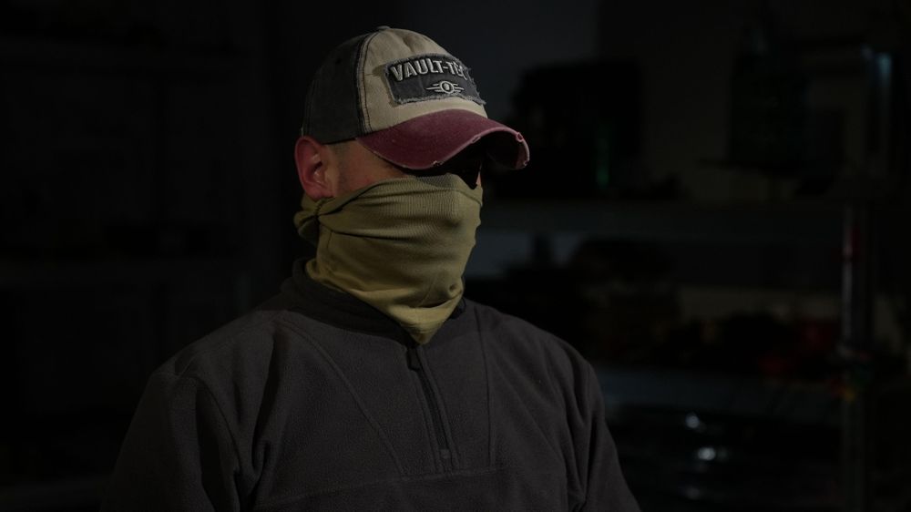 Ruslan, un oficial de las Fuerzas de Operaciones Especiales de Ucrania, asegura que están amentando rápidamente la producción de armas de fabricación doméstica.