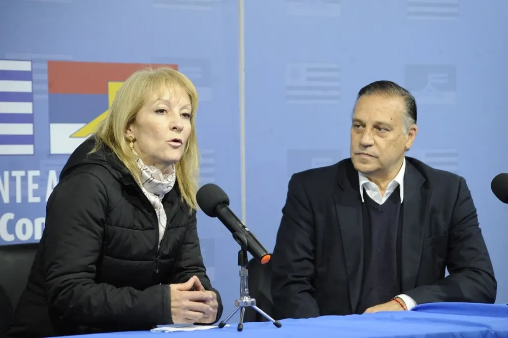 La intendenta electa Carolina Cosse y el presidente de la Departamental de Montevideo, Carlos Varela