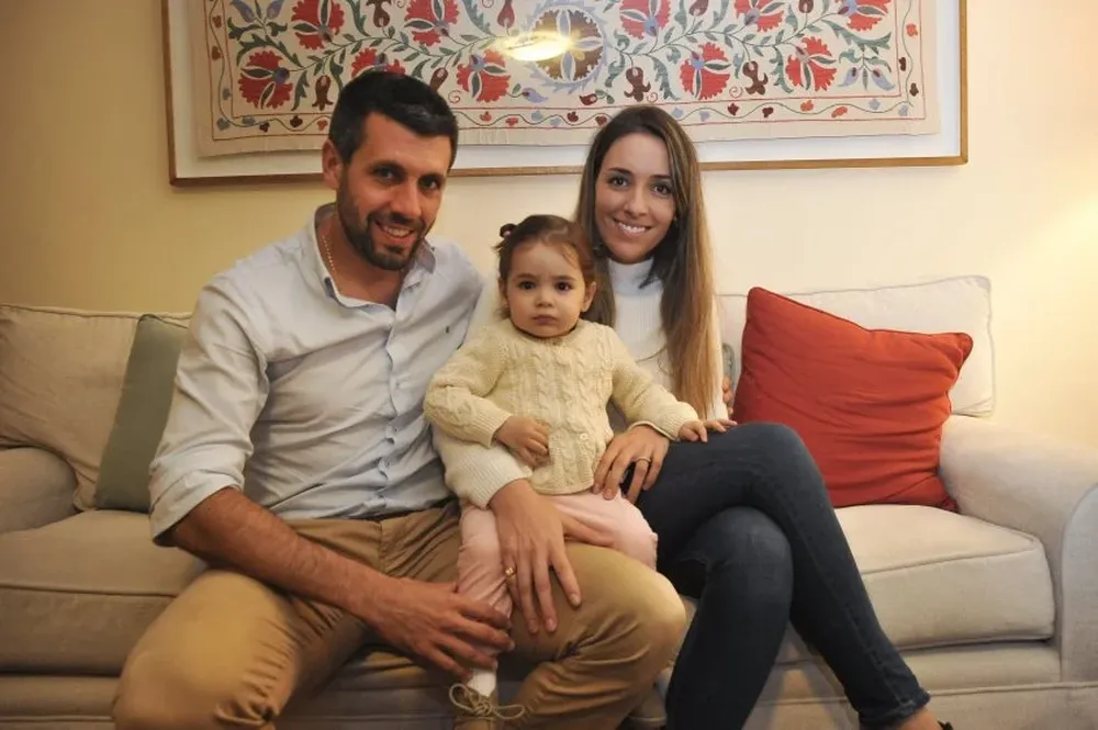 Pezzolano junto a Gabriela y Paulina, la pequeña hija de ambos.