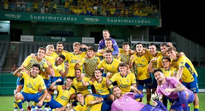 Jeremía Recoba festeja con sus compañeros de Las Palmas la victoria de visitante contra Córdoba por la Segunda división española