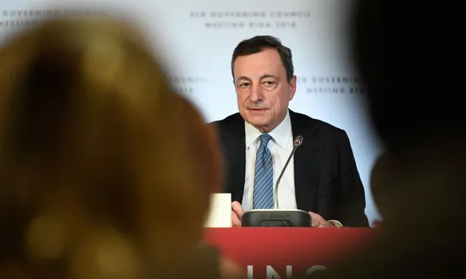 El BCE debe ser paciente y gradual con estrategia de alzas de tasas, dijo Draghi
