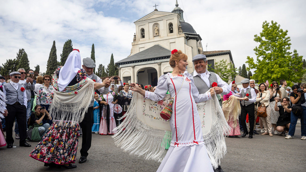 Chulapas y chulapos celebran San Isidro, día de Madrid