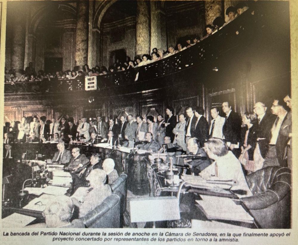 Recorte de época de la edición impresa del diario El País.