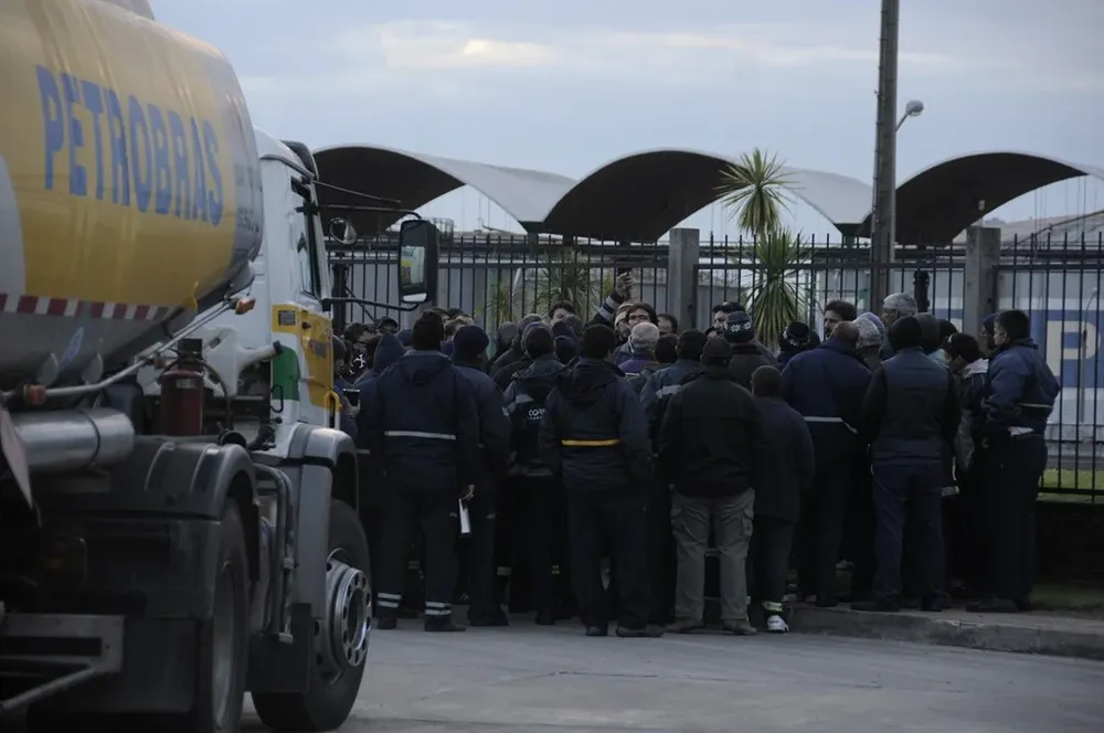 Asamblea de transportistas de combustible en la planta de La Tablada -