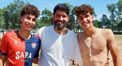 El Loco Abreu junto a sus hijos gemelos Franco y Facundo