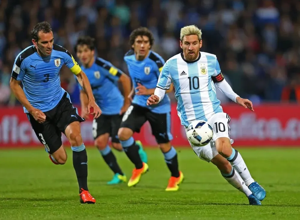 Lodeiro, Corujo y Godín corren de atrás a Messi; el rosarino siempre brilló ante Uruguay.