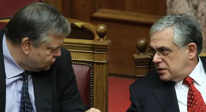 El ministro de Finanzas Venizelos y el premier Papademos