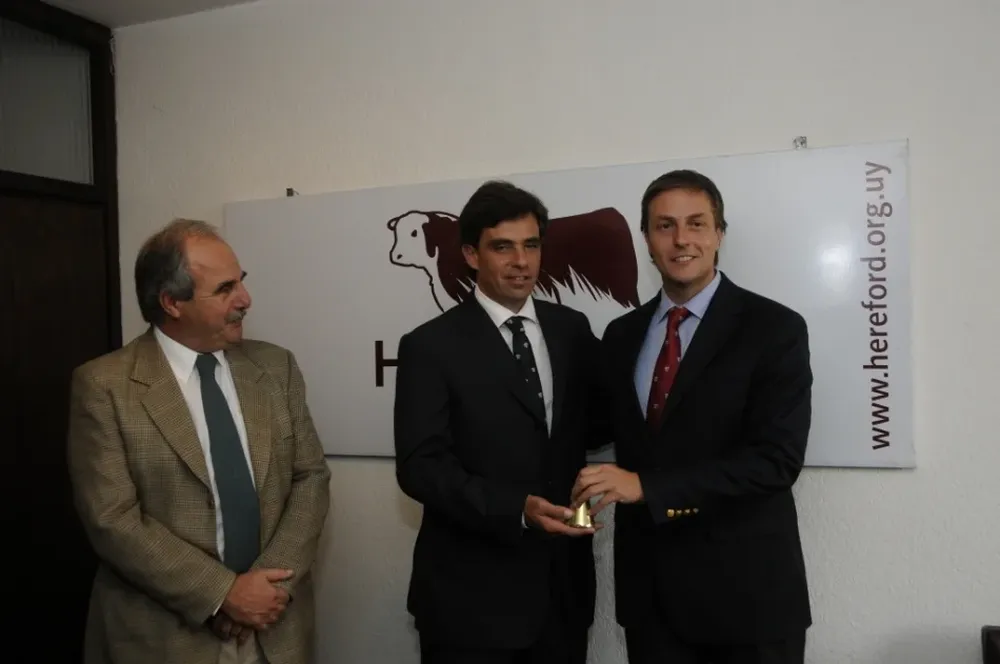 El flamante presidente de la gremial de Hereford, Patricio Cortabarría, junto a Ricardo Reilly y Ruben Echeverría