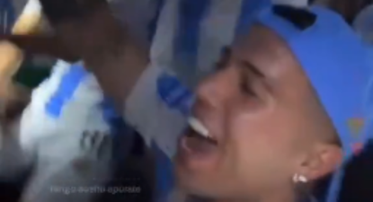 Enzo Fernández, de la selección de Argentina, cantando en contra de los jugadores franceses en el ómnibus tras ganar la Copa América 2024