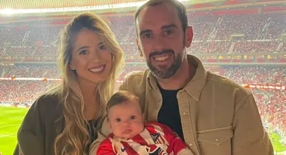 Diego Godín viendo a Atlético de Madrid