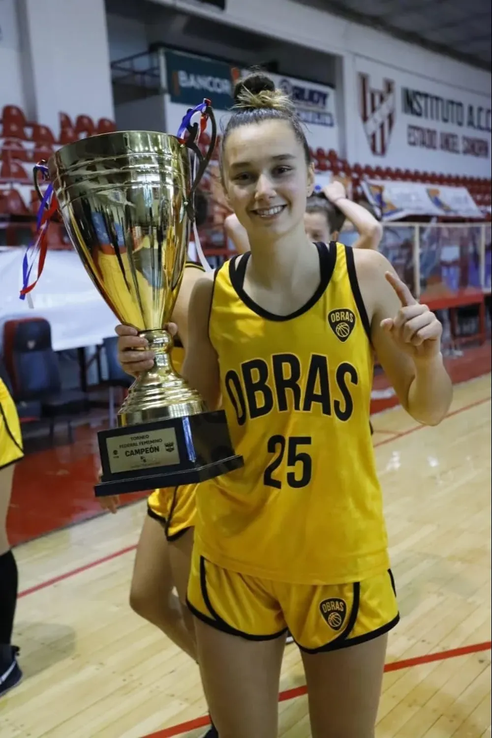 Josefina Zeballos con la copa: camepona